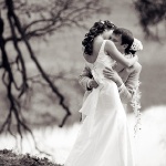 Свадебная фотография у озера