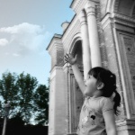 Маленькая девочка у большого здания