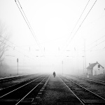 Железно-дорожные пути с человеком между ними