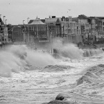 Бушующее море